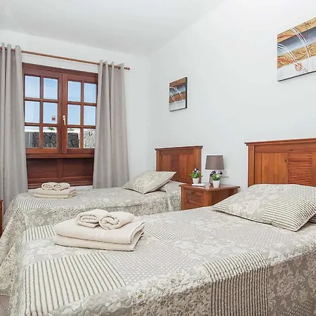 Playa Blanca Sleeps 6 Air Con Wifi Vila *